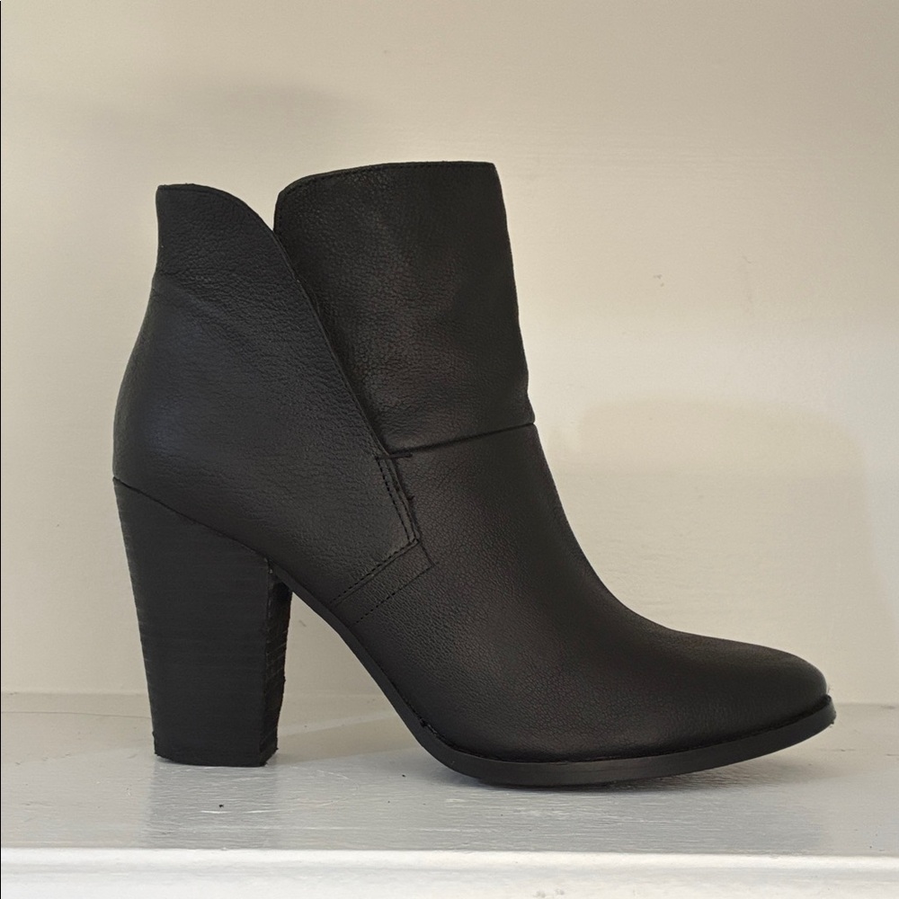 VINCE CAMUTO Black Leather Ristin Chunky Heel Booties sz.8